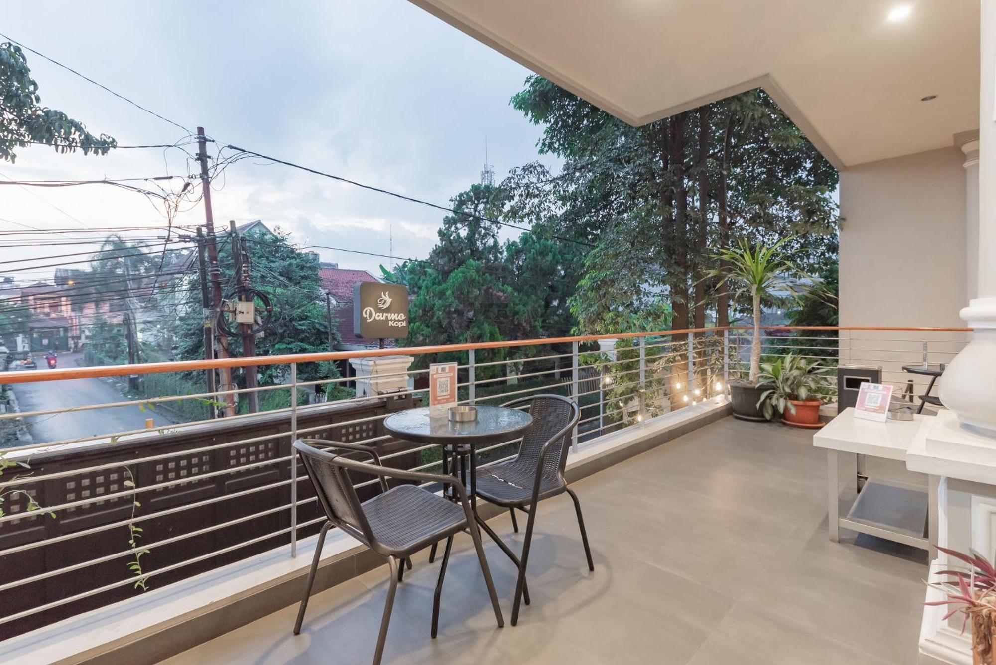 Urbanview Darmo Residence Bandung Exterior photo